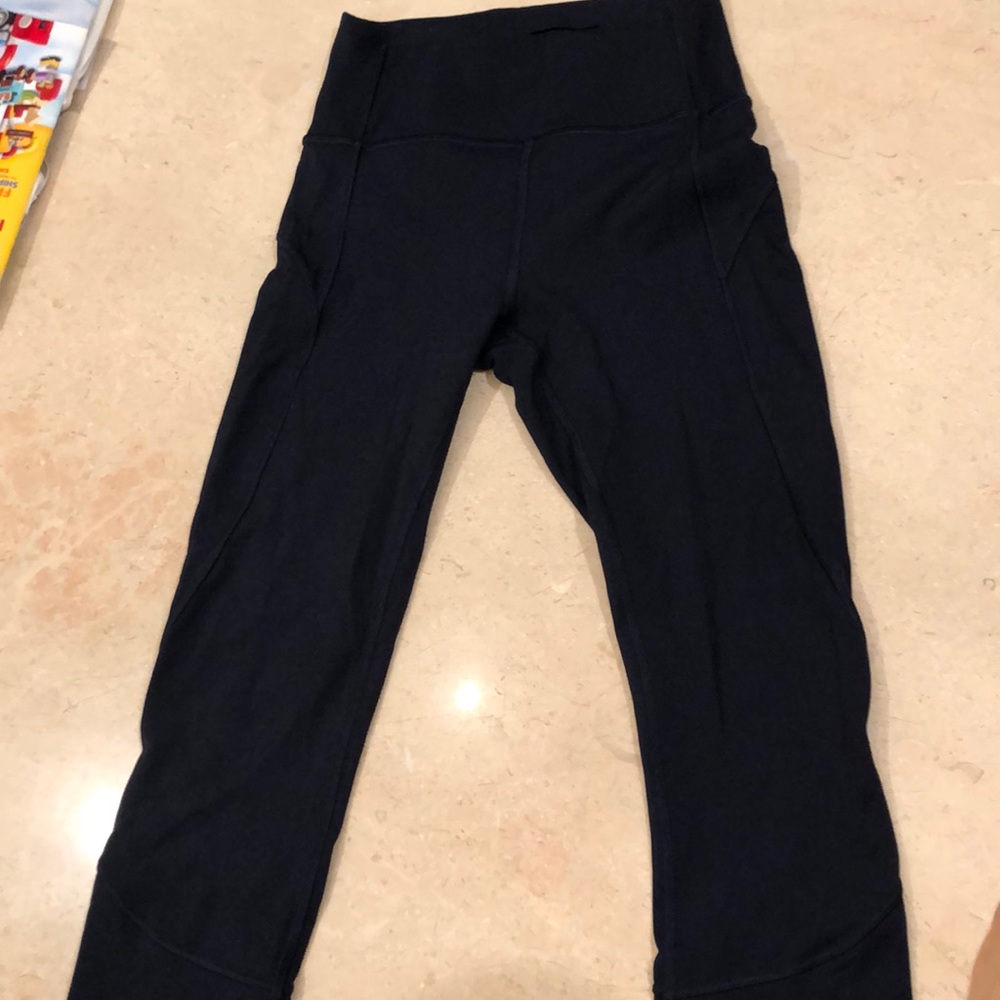 Lulu lemon in movement crop- navy